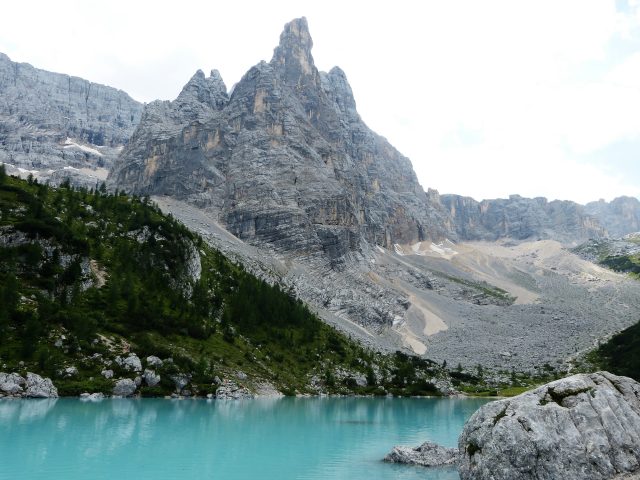 Der Wunderschöne Lago Di Sorapis Am Tre Croci Pass In Den Dolomiten ...