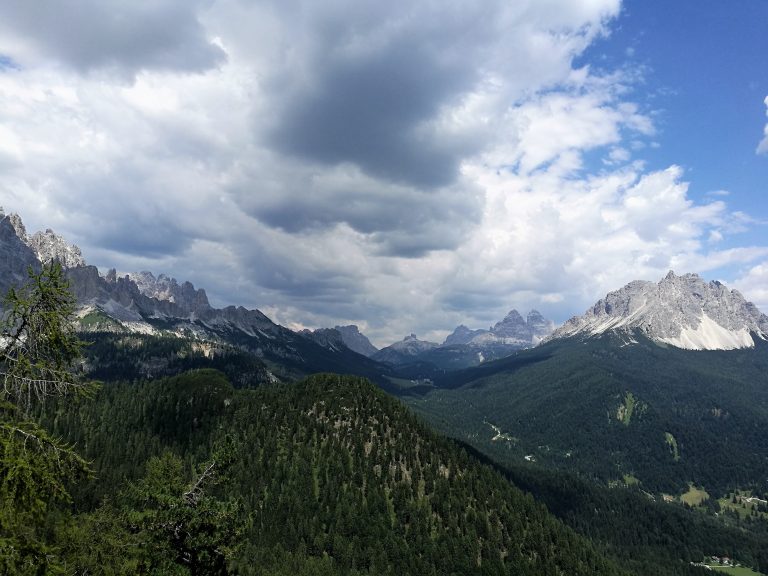 Der Wunderschöne Lago Di Sorapis Am Tre Croci Pass In Den Dolomiten ...